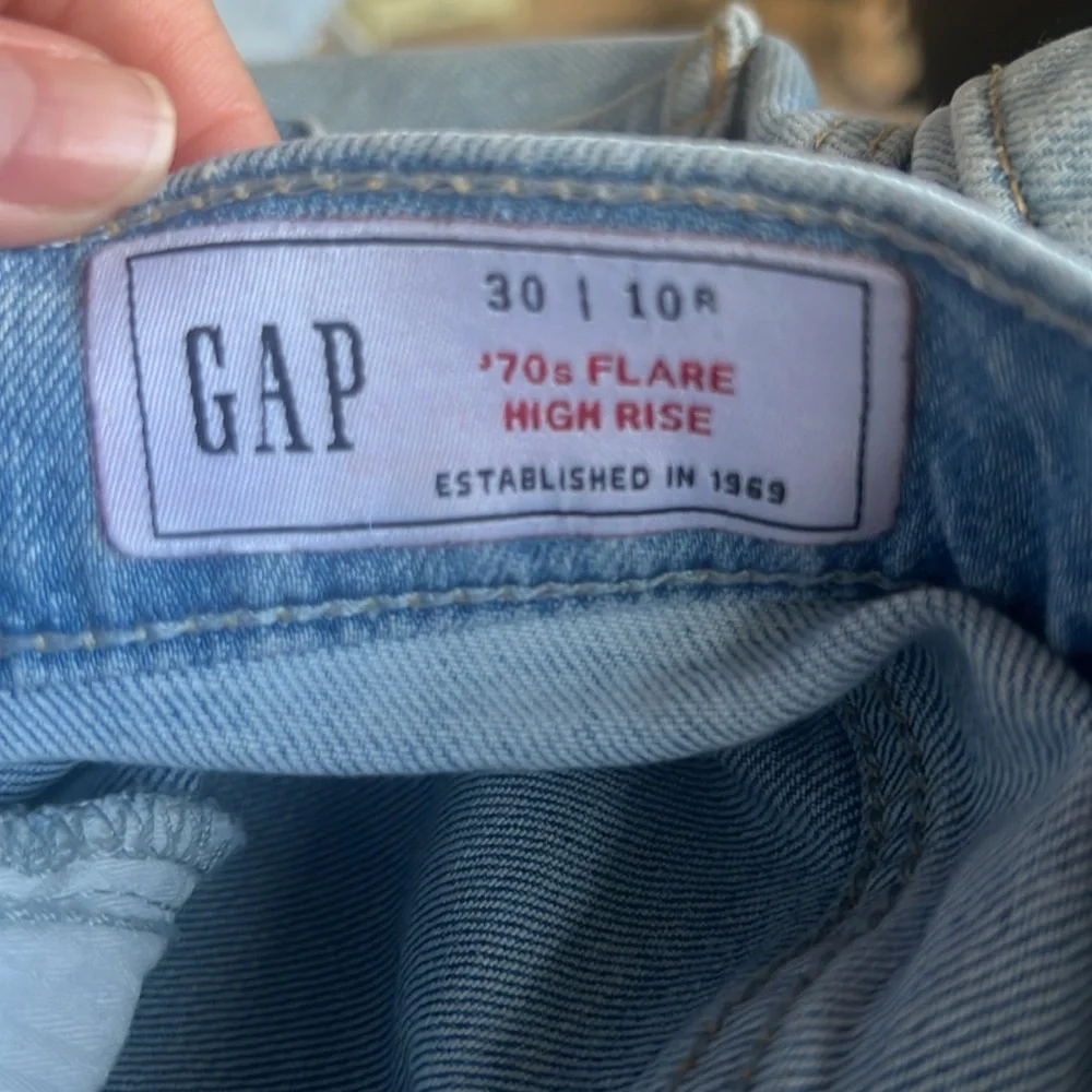 High Rise Split-Hem '70s Flare Jeans || GAP - Picture 4 of 9